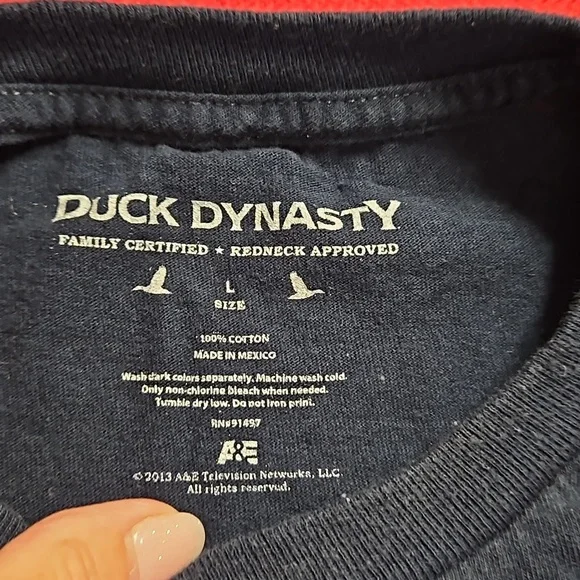A & E Network's Duck Dynasty graphic tee short sleeve black Lrg. EUC - Picture 3 of 6